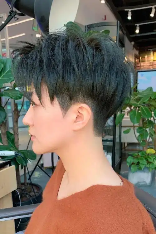 要说最利落的女士短发莫过于推边头,沿着发际线用电推剪向上推推,带点