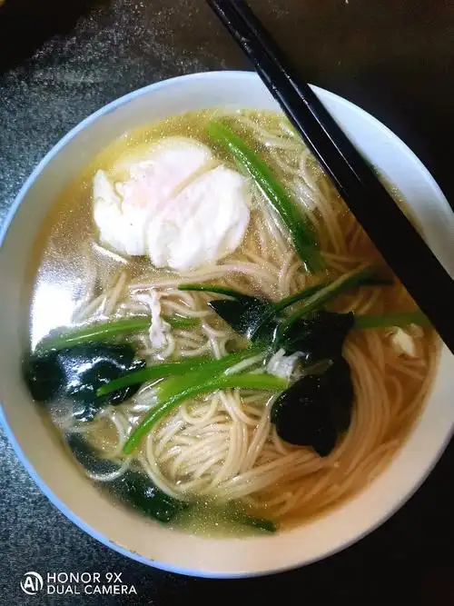 老公晨练回来给他煮一碗热乎乎的鸡蛋清汤面