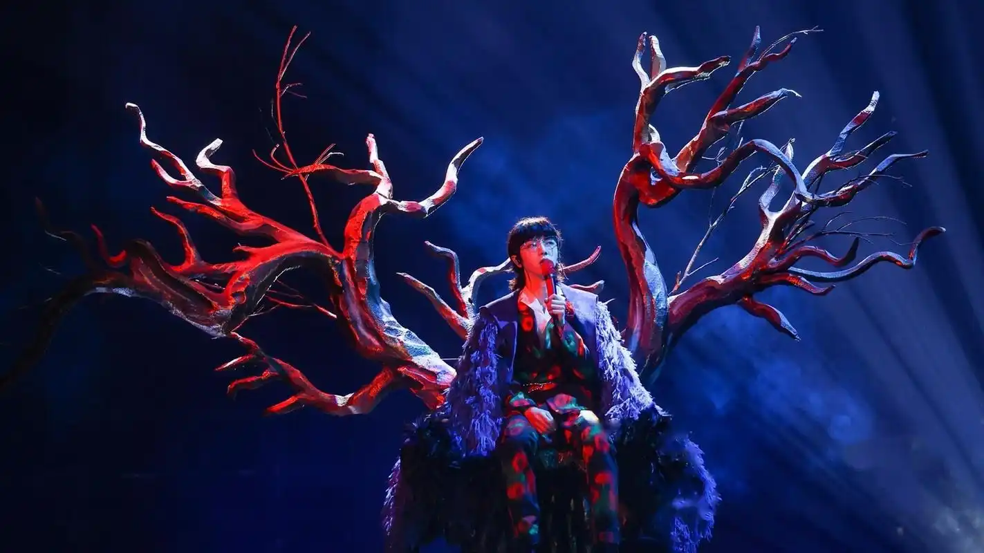 华晨宇@华晨宇2021一起爱世界 春花酿酒,夏风入梦,秋月成诗,冬雪疾梃