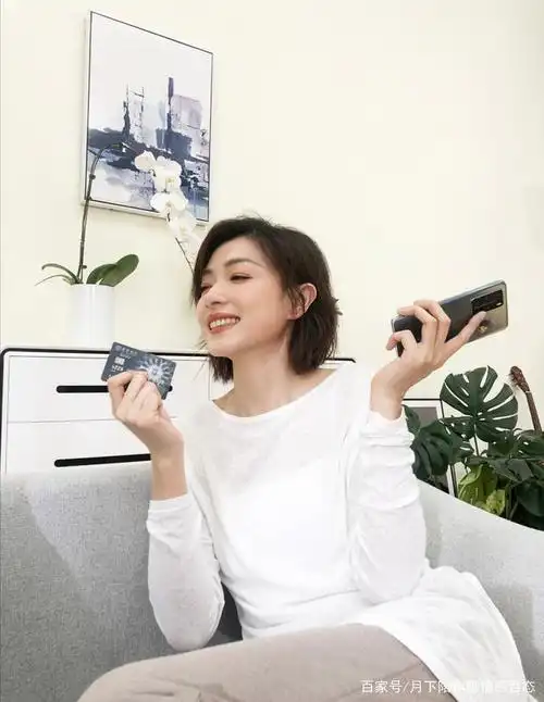 明星图集:短发的万茜魅力四射,乘风破浪的姐姐里最独特的存在