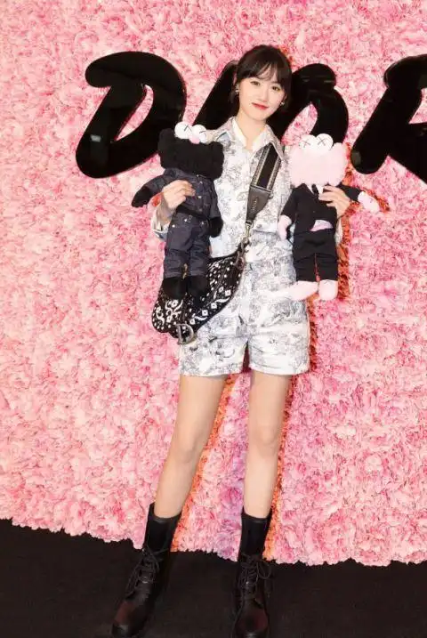 袁冰妍瘦到不敢相信,气球口做的长靴竟然都能穿进去?给跪了!