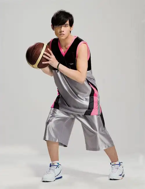 周杰伦《功夫灌篮》秀绝技 靠球技打赌赢得四千