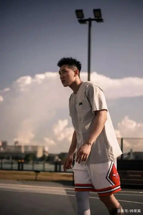 又痞又帅的篮球帅哥,爱运动的男生果然看起来更有魅力一些!