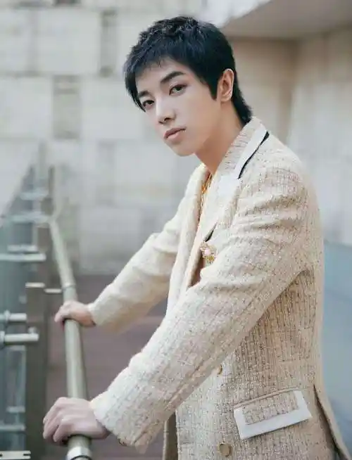 华晨宇短发造型02男友力十足