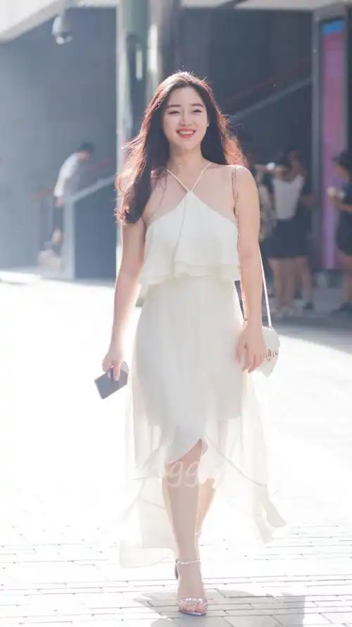 穿白裙子的长发飘飘美女从逆光中走来唯美