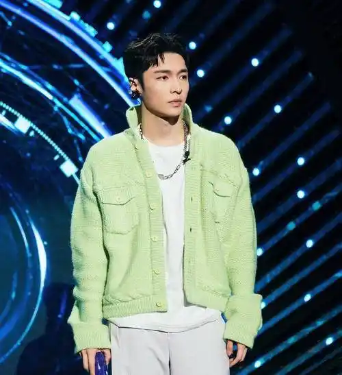 张艺兴绿色毛衣造型,卸下坚硬的外壳,只是一个邻家大男孩_照片_都会