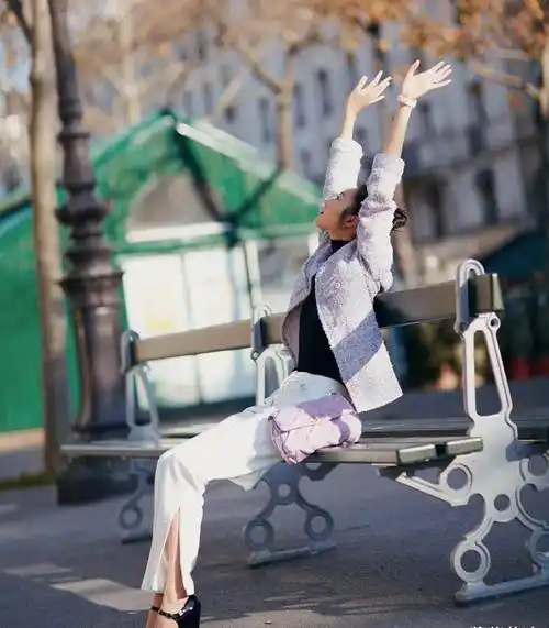 刘雯再创新造型,超长款西装轻松驾驭,网友:超模就能"为所欲为"_时尚_