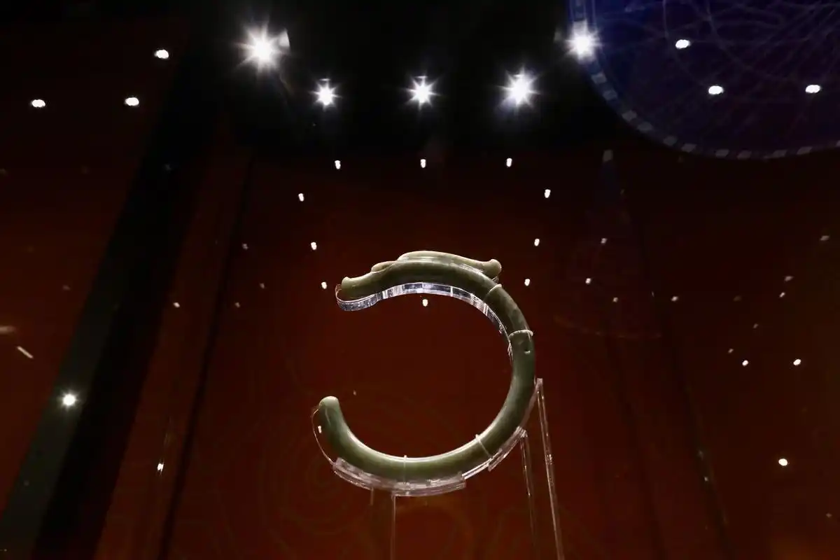 新石器时代红山文化玉龙.