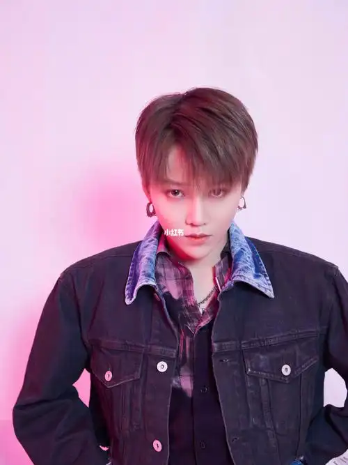 刘雨昕活力粉牛仔裤探索昕时尚