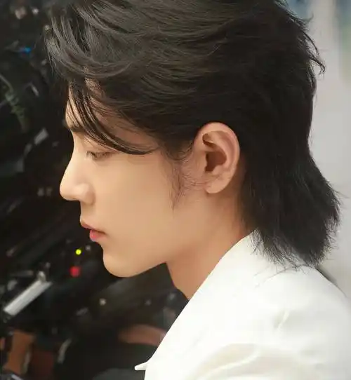 长发化妆的肖战气质特别优雅高贵,肖战完美的侧脸一直受到大家的称赞