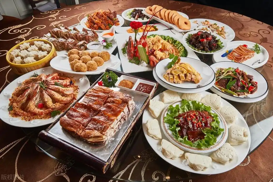 满汉全席都是哪108道菜?它的起源,可不止吃桌席那么简单 | 说明书网