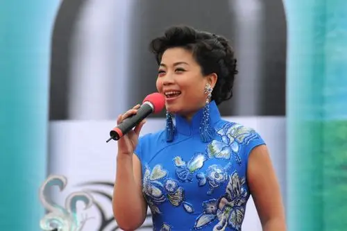 张也  48岁,1968年5月28日出生于湖南长沙,毕业于中国音乐学院声乐系