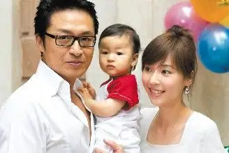 马景涛与老婆吴佳尼一起在上海替儿子过周岁生日,一家三口甜蜜蜜