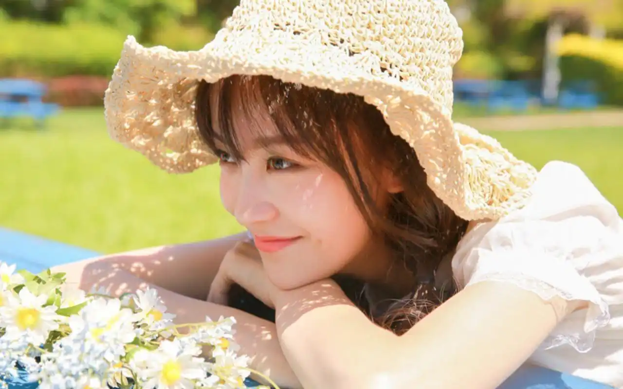 唯美清新日系美少女甜美写真高清桌面壁纸