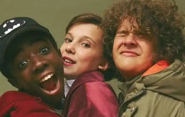 悬疑的情节,这部剧讲故事的套路也特别深得我心,第一季里分老中青三代