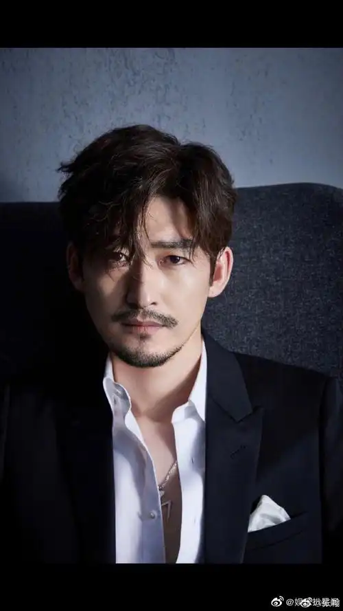 张翰#的眼睛,蛮深邃的,不小,还是双眼皮.张翰超话的鼻子,算是高挺吧.