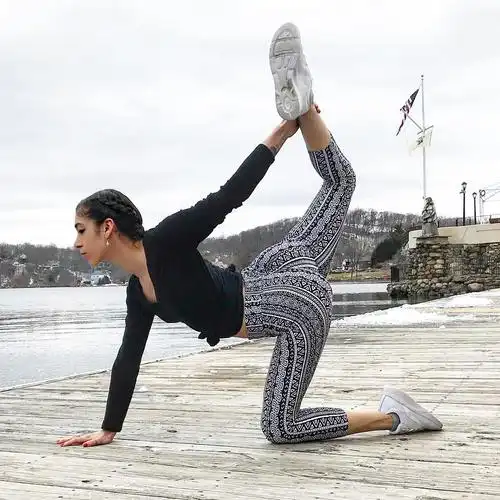 毛晓彤终于逆袭,穿粉色开叉长裙小蛮腰抢镜,配齐刘海少女感十足
