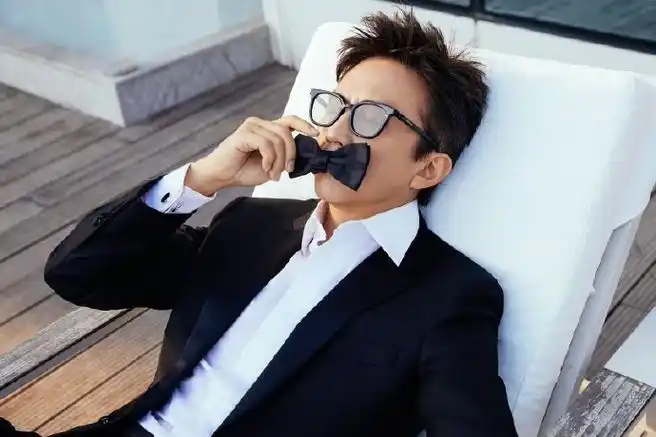 今天晚上的邓超真的是格外的帅呀,认真搞事业的男人真的是超级的帅气