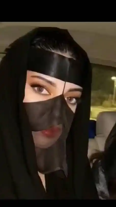 面纱下也掩盖不住沙特美女的娇容.沙特阿拉伯