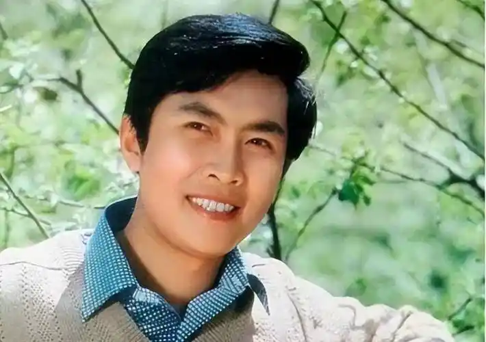 从此次在美国被网友曝光的唐国强先生的长相来看,唐国强先生目前的