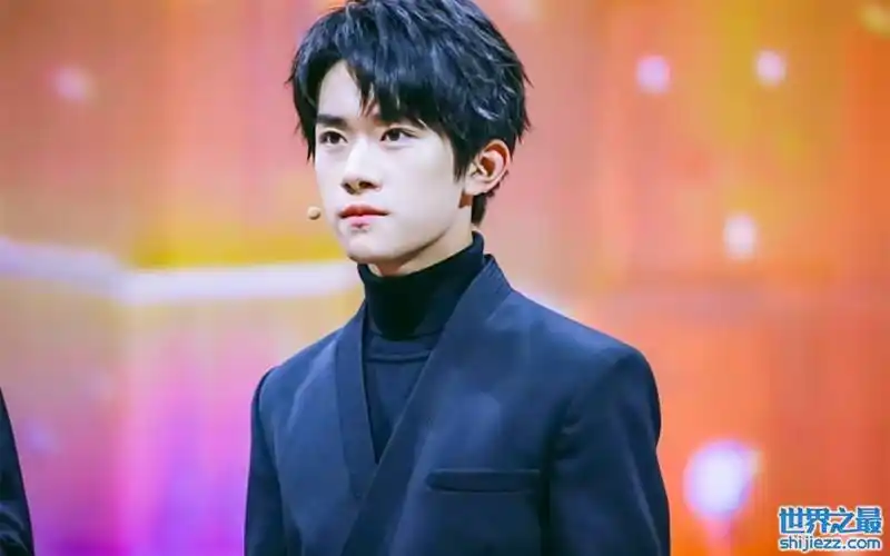 易烊千玺回应考编事件放弃入职给大众道歉直言已失去人样