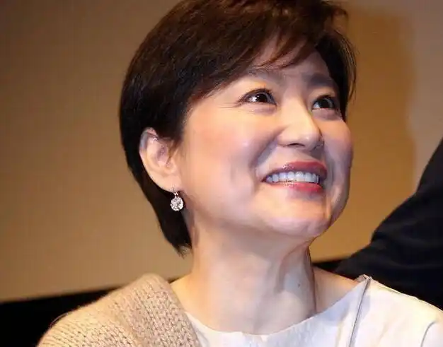 美人迟暮64岁的林青霞素颜出镜与其强行装嫩不如优雅老去