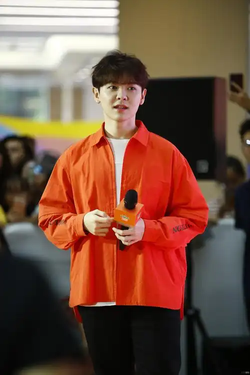 尤长靖穿橘色外套吸睛十足表情乖巧呆萌