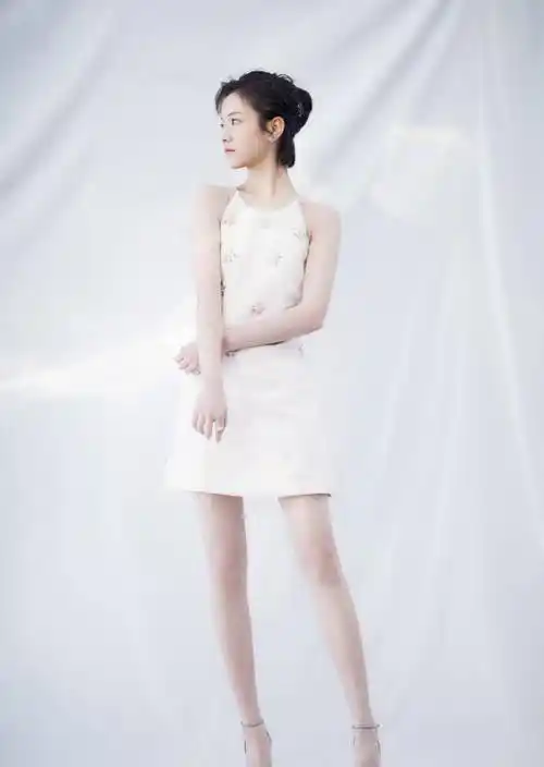 20岁李庚希现身,穿紧身裤短靴凹出大长腿,配呢子外