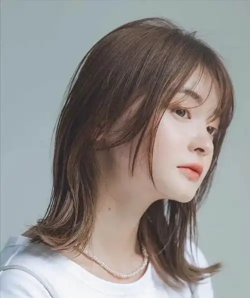 茂密八字刘海发型图片2