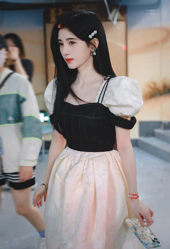 鞠婧祎才是矮个子穿搭范本叠穿泡泡袖裙出街纤瘦身材太优越