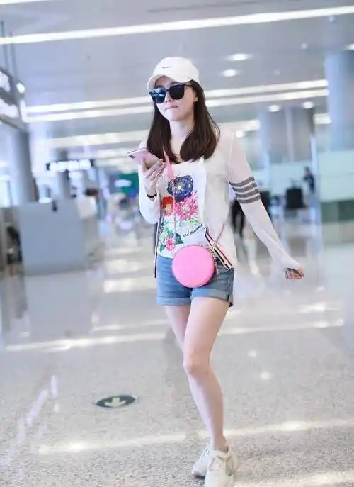 原创江铠同气质好穿衣服显苗条身材豆腐腿白得让人羡慕