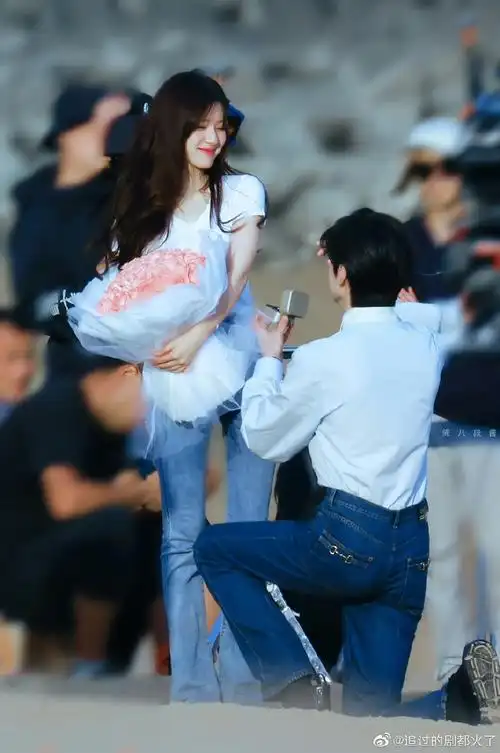 偷偷藏不住求婚路透##赵露思陈哲远求婚花絮笑得好灿烂