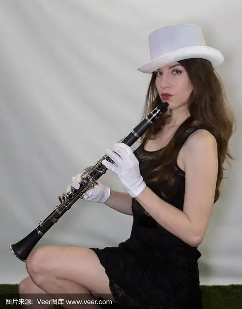 年轻的成年女性演奏单簧管