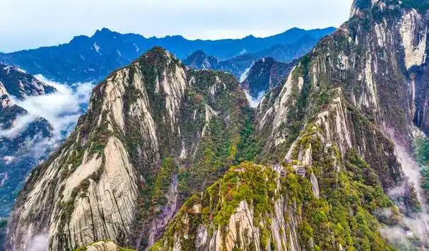在中国的陕西省,有一座名为华山的大型山脉.