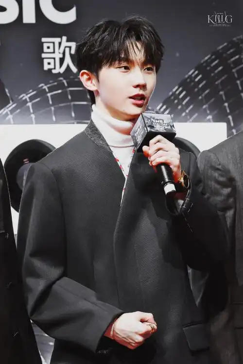 马嘉祺走红毯收到祝福的反应#2021/12/11 tmea 盛典红毯@时代少年团