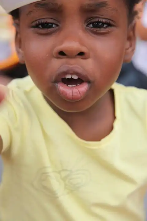 勇猛的小黑孩抢走了我的相机