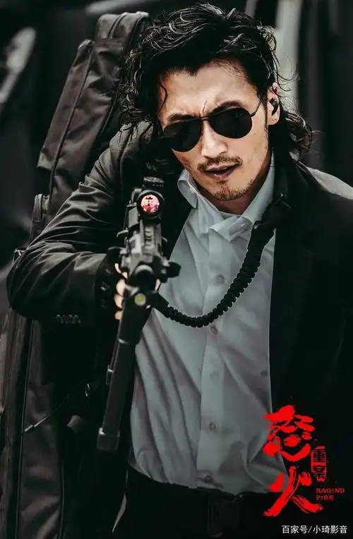 谢霆锋新片一改往日厨师风格饰演反派,卷发造型令人眼前一亮