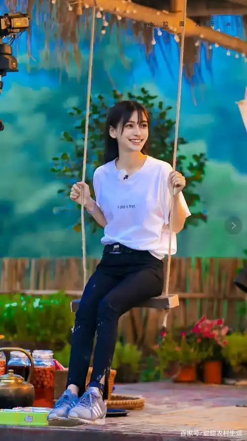 迪丽热巴baby挑战空气刘海,看清两人颜值,一个天上一个地下