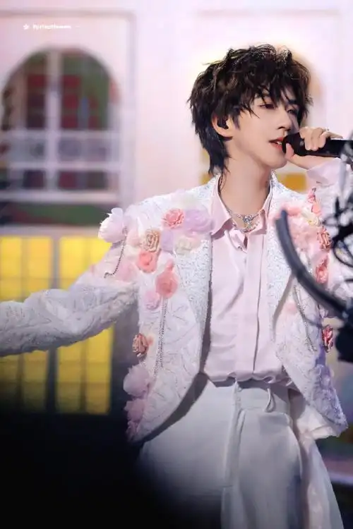 时代少年团叁重楼暨出道四周年演唱会##贺峻霖饭撒小天使##贺峻