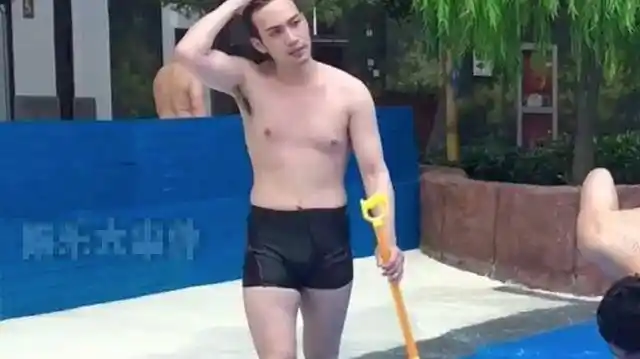 当红男演员疑似旧照被曝,穿泳衣身材略发福,网友:认不出_张彬彬_时候