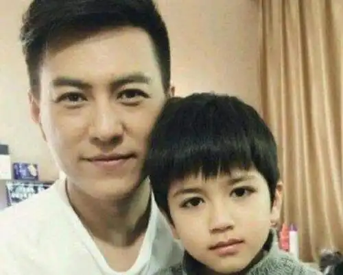 靳东一家四口生活幸福,大儿子长相帅气,小儿子一脸呆萌样!