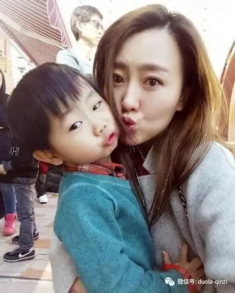 潘阳全家出游近照亿万富豪老公把她宠上天6岁儿子像极了潘长江