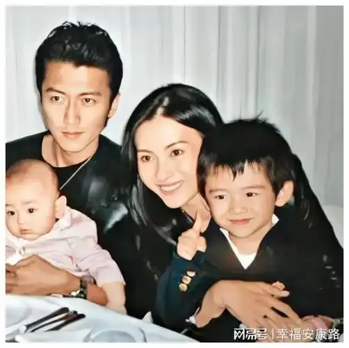 把李嘉欣张柏芝儿子放到一起才发现老公颜值高有多重要