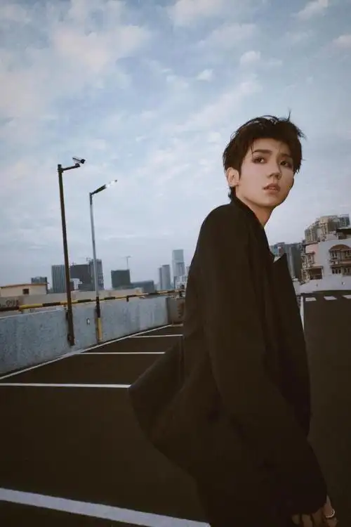 明星跨年晚会盘点:王一博,成毅,王源,杨紫,宋茜等造型惊艳_网易订阅