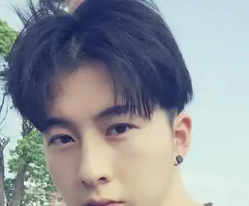 鹅蛋脸 鹅蛋脸男生同样可以剪一款中分发型,短发烫卷后显得时尚灵动