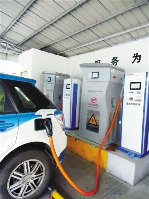 上梅林充电站,一辆比亚迪e6电动车正在充电
