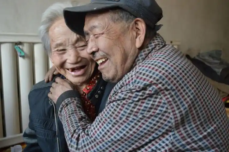 相濡以沫的老夫妻