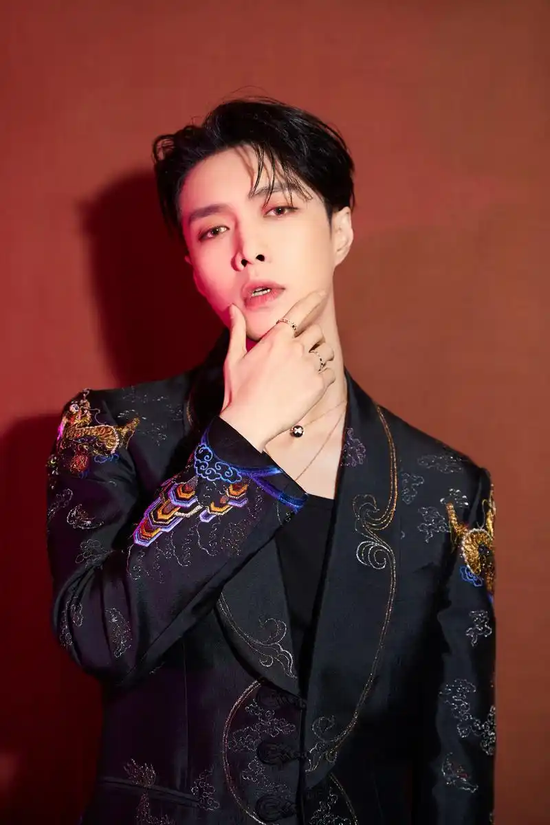 张艺兴是身怀绝世舞功在梦不落雨林追逐梦想的captain lay,也是遥望