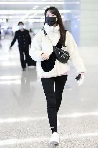 2020年12月8日,上海,袁冰妍机场街拍.