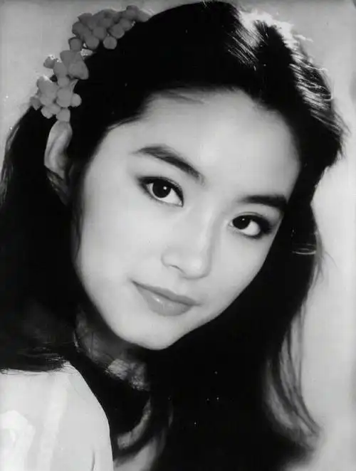 这张照片是林青霞年轻时候的一张照片,虽然整体上看上去比较稚嫩,但是